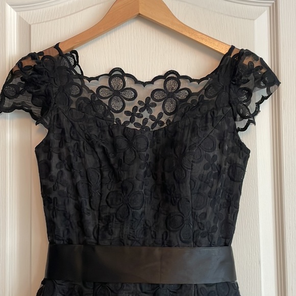 Gorgeous lace dress with full skirt and built in crinoline. - Picture 2 of 9